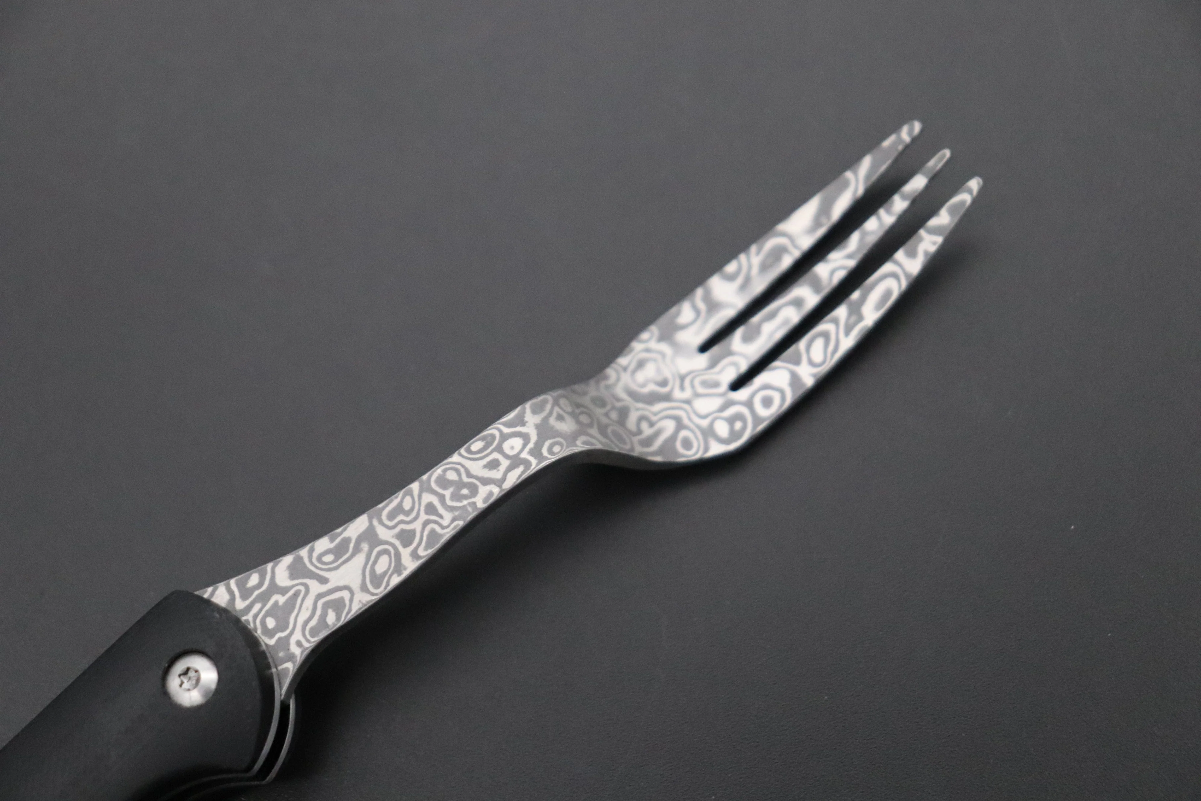 Takeshi Saji R-2 Damascus Folding Fork (Black G-10 Handle, TS-130B) - Image 2