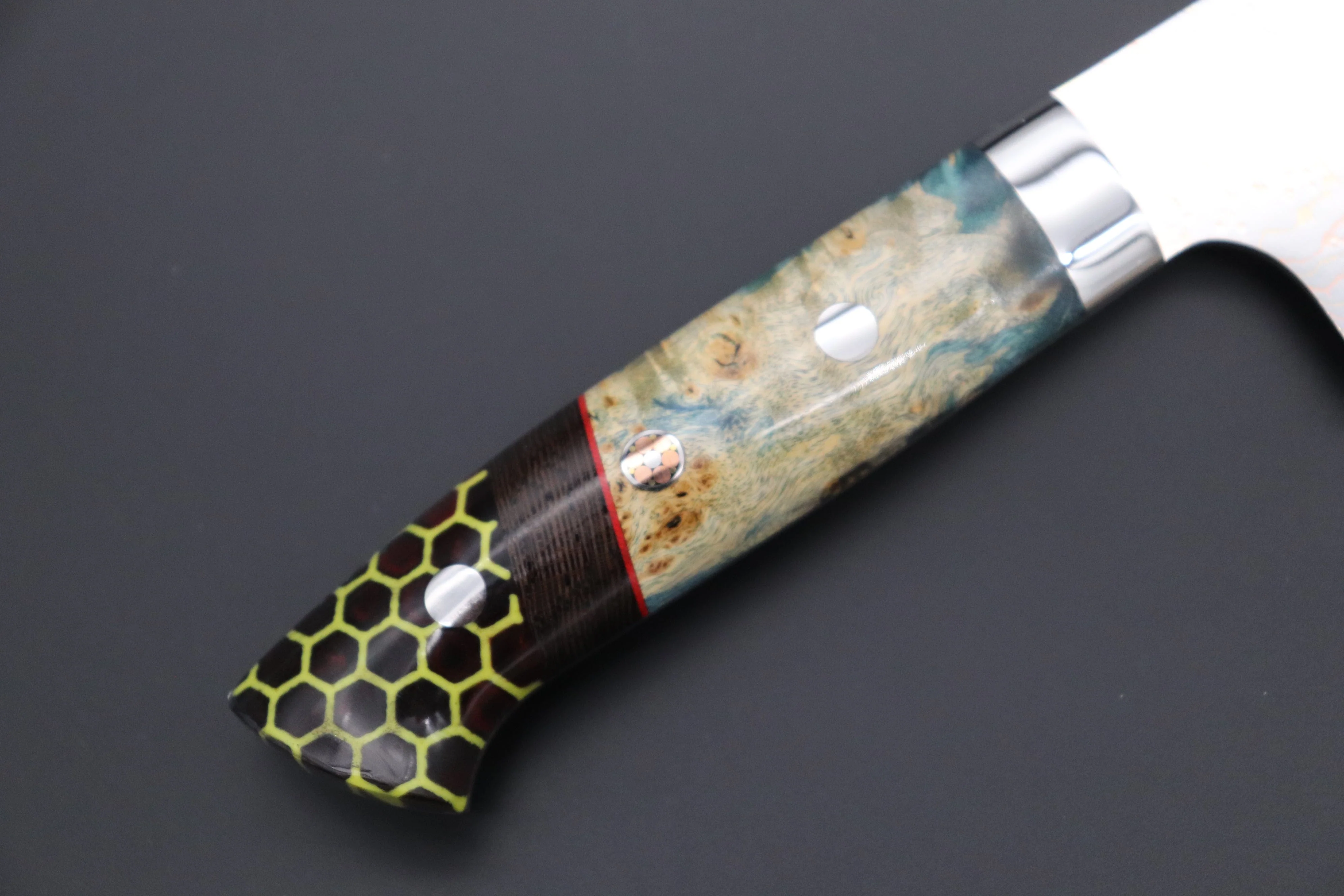 Takeshi Saji SUMMIT ― Limited Edition Custom Series  SMT-980 VG-10W磨 Multi-Colored Golden-Rainbow Damascus Santoku 180mm (7 Inch) - Image 3